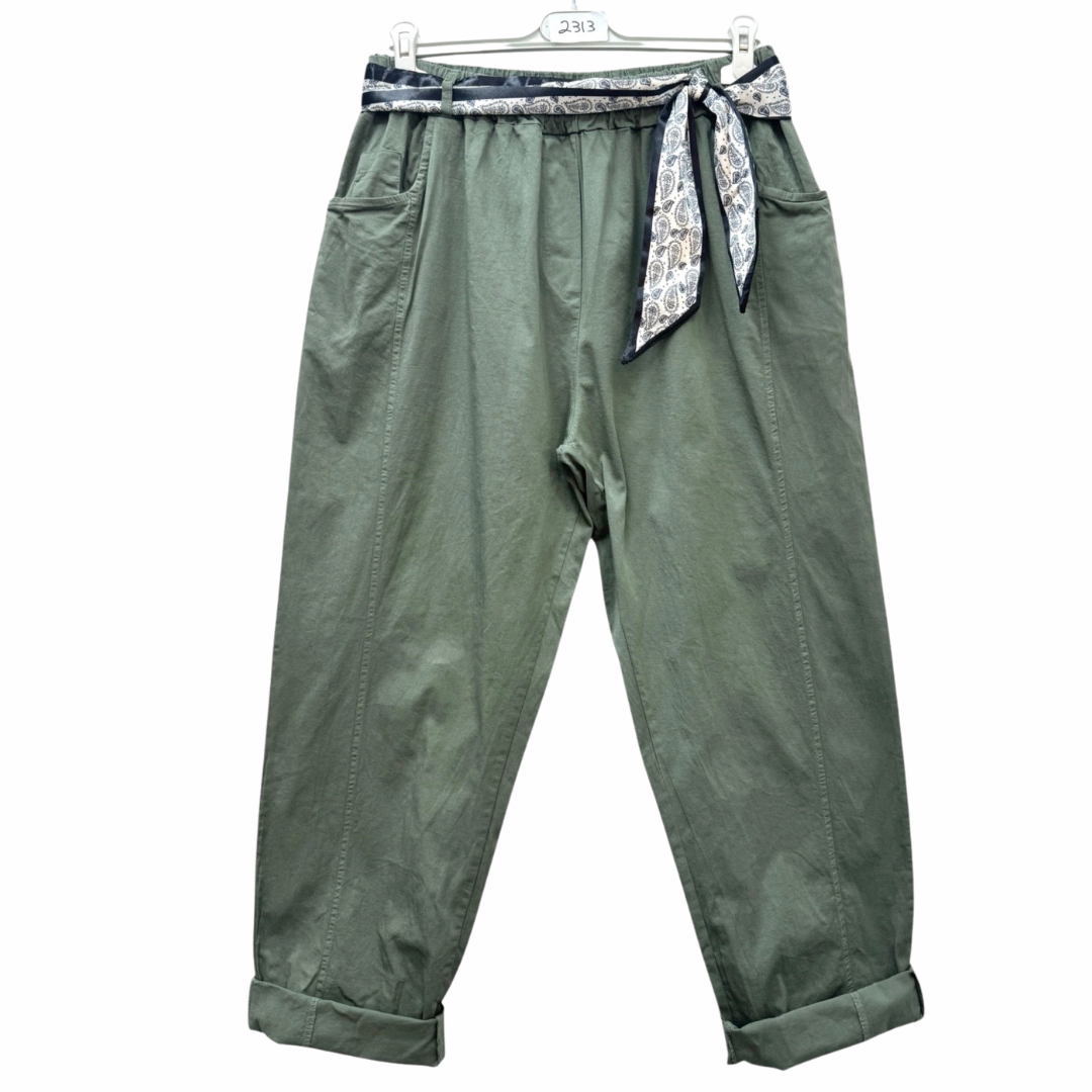PANTALON EN COTON GABARDINE AVEC FOULARD