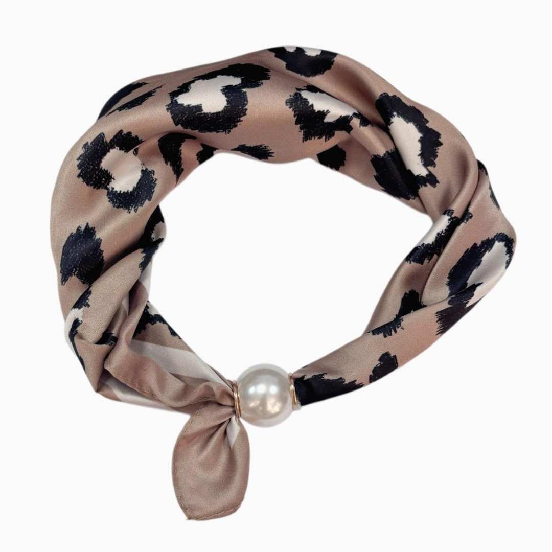 FOULARD TAUPE AVEC ATTACHE PERLE MAGNÉTIQUE